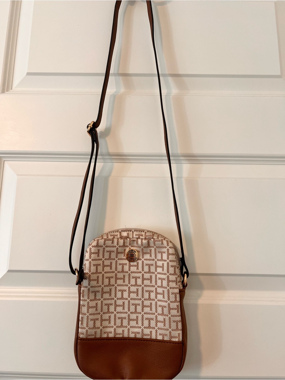 Tommy Hilfiger Cream & Brown Monogram Crossbody Bag NWOT